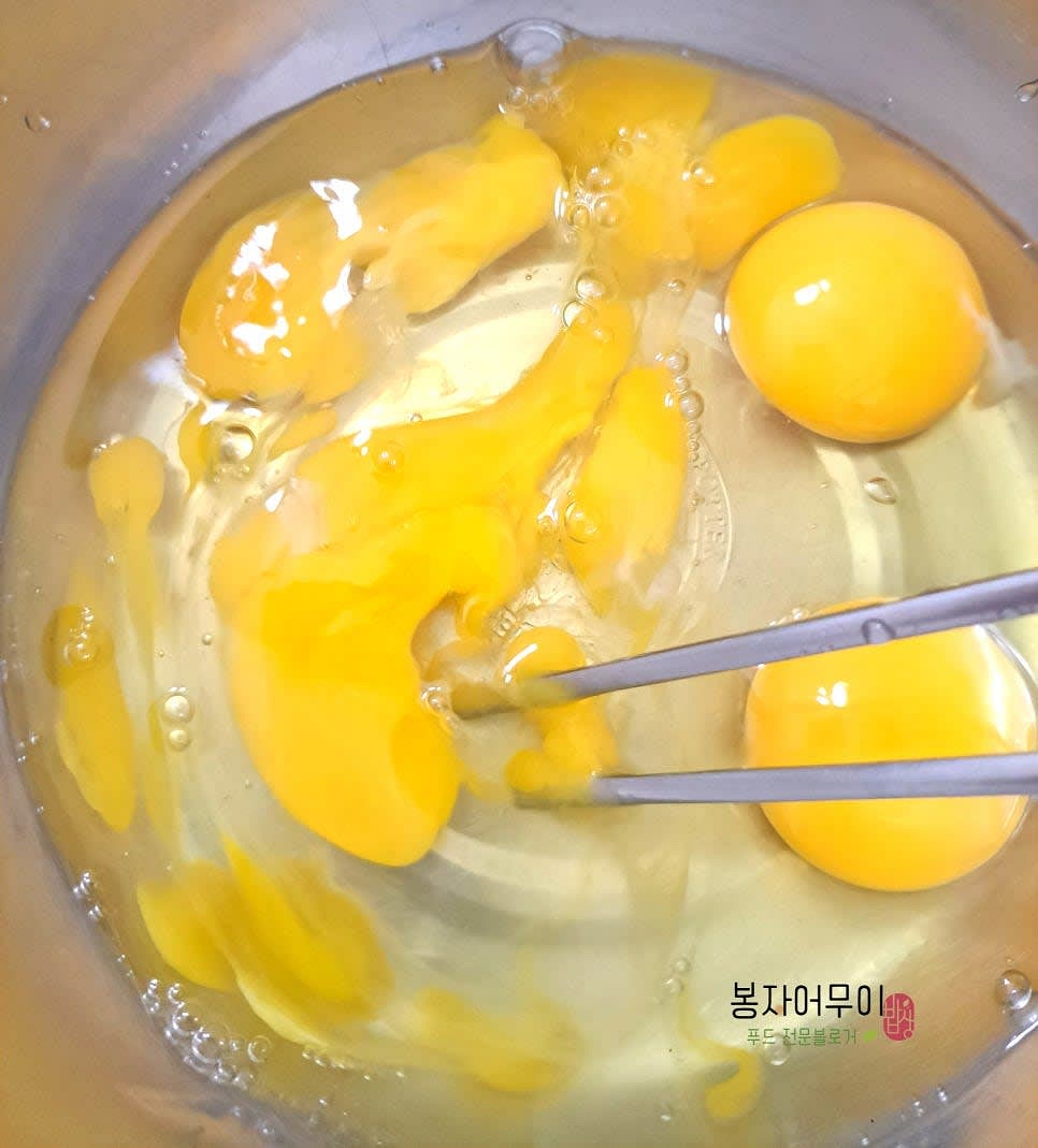 계란 3개를 알끈이 없도록 잘 저어 섞어주세요.