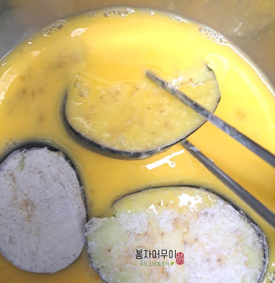 튀김가루를 묻힌 가지를 계란물에 담근 후 빵가루를 묻혀줍니다.