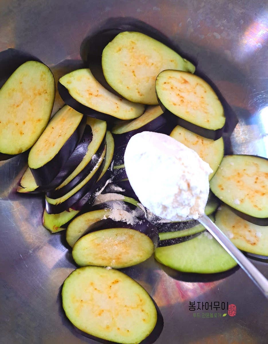 가지에 튀김가루를 골고루 묻혀 준비해주세요.