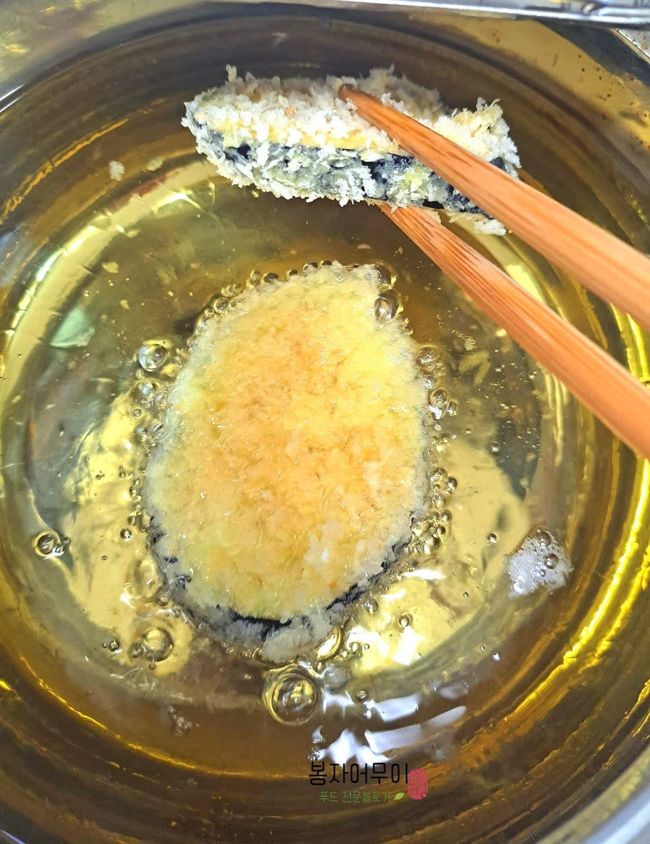 기름을 달군 튀김냄비에 가지를 넣고 노릇하게 튀겨줍니다.