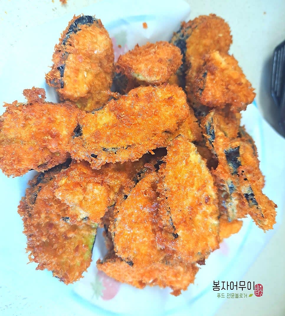 튀겨진 가지는 기름종이에 올려 기름을 빼줍니다.