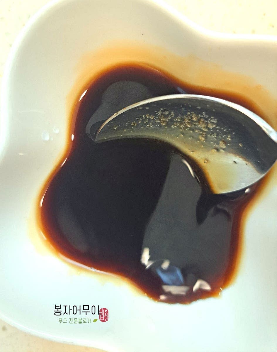 간장, 식초, 설탕, 올리고당, 레몬액을 섞어 소스를 만들어주세요.