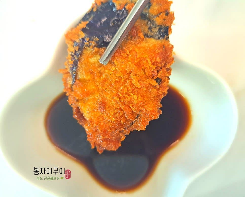 튀긴 가지를 접시에 담고 소스를 곁들여 완성합니다.