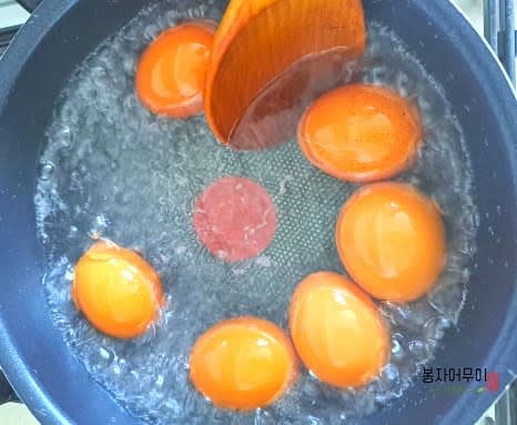 삶을 물에 소금 1스푼을 넣고, 계란을 약 7~8분 동안 삶습니다. 물이 끓기 전 살살 저어주면 노른자가 가운데로 몰리지 않습니다.