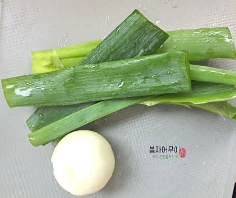 양파 반개는 길쭉하게 썰고, 대파는 중간 크기로 잘라 준비합니다.