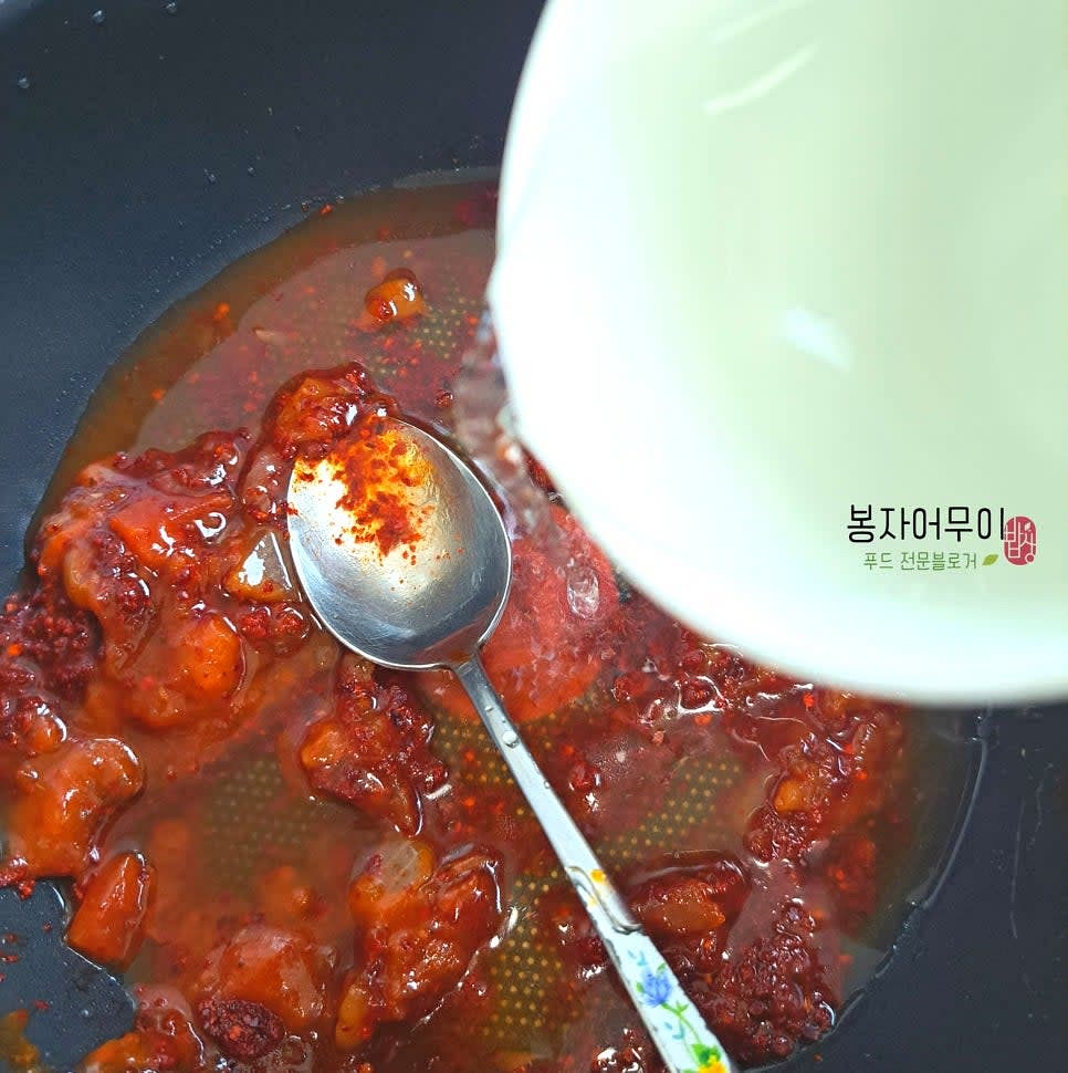 양념장을 만듭니다: 간장 2스푼, 고춧가루 1스푼, 맛술 1스푼, 물엿 1스푼, 다진 마늘 1스푼, 물 1컵(200ml), 스파게티 소스 1스푼을 섞어 준비합니다.