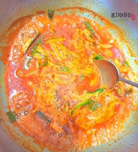 볶아진 양파와 대파에 양념장을 넣고 끓입니다. 약간 진득한 상태가 될 때까지 졸여줍니다.