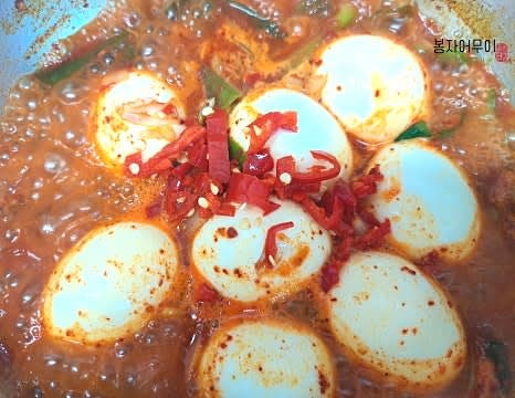 청양고추 1개를 썰어 넣고, 기호에 따라 매운맛을 추가로 원하면 청양고추를 더 넣습니다.