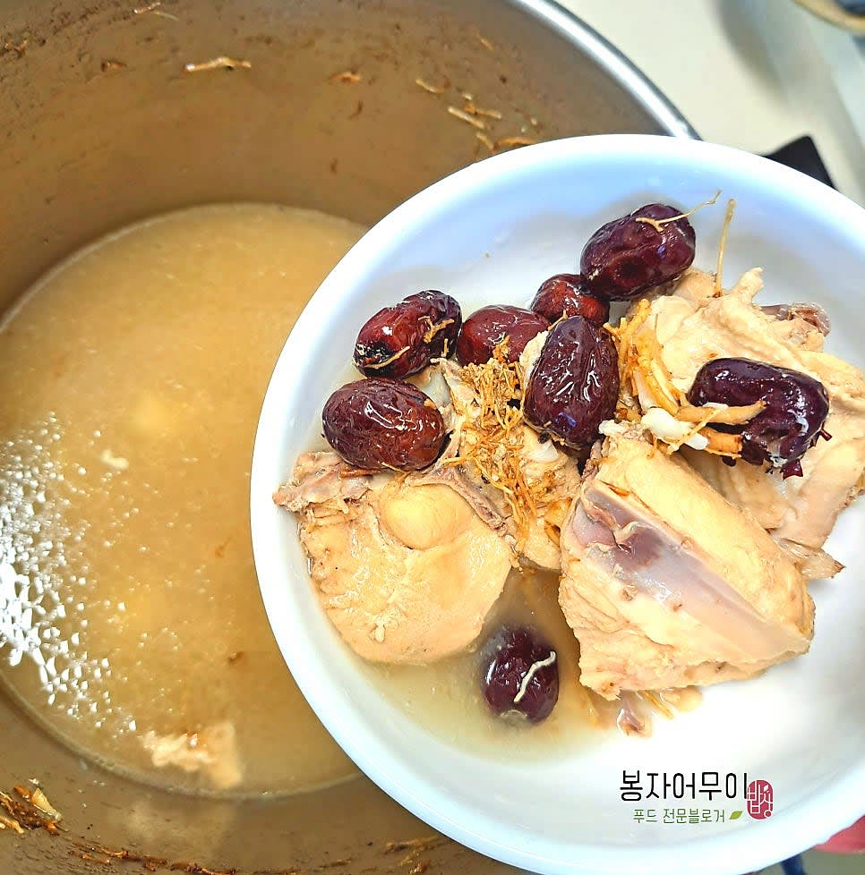 닭 2마리를 삼계탕으로 끓여 삼계탕 국물과 남은 살을 준비합니다.