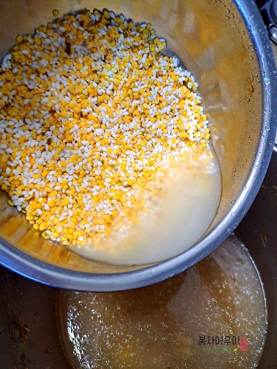 찹쌀과 녹두를 각각 1컵씩 깨끗이 헹구어 남은 삼계탕 국물에 넣습니다.