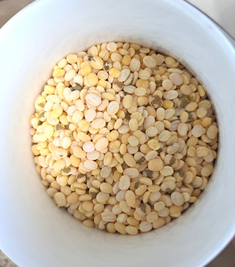 껍질이 제거된 녹두를 사용하여 간편하게 준비합니다.