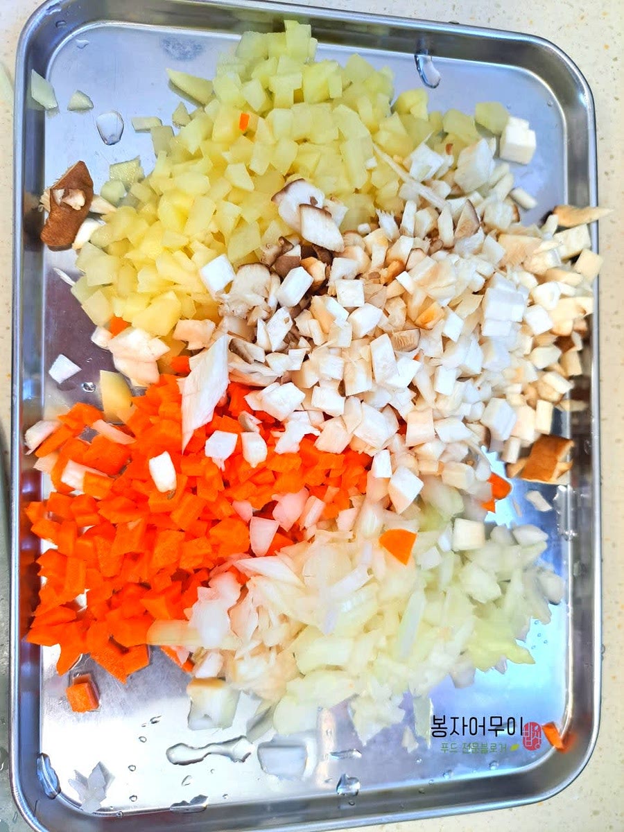 감자, 당근, 양파, 채송이 버섯을 잘게 다져줍니다.