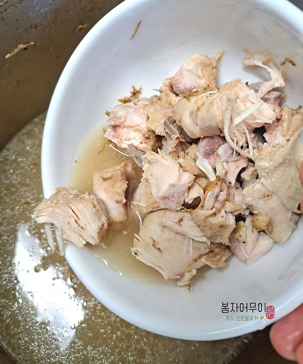 닭에서 남은 살을 발라내어 국물에 넣고 약 중불로 끓입니다.