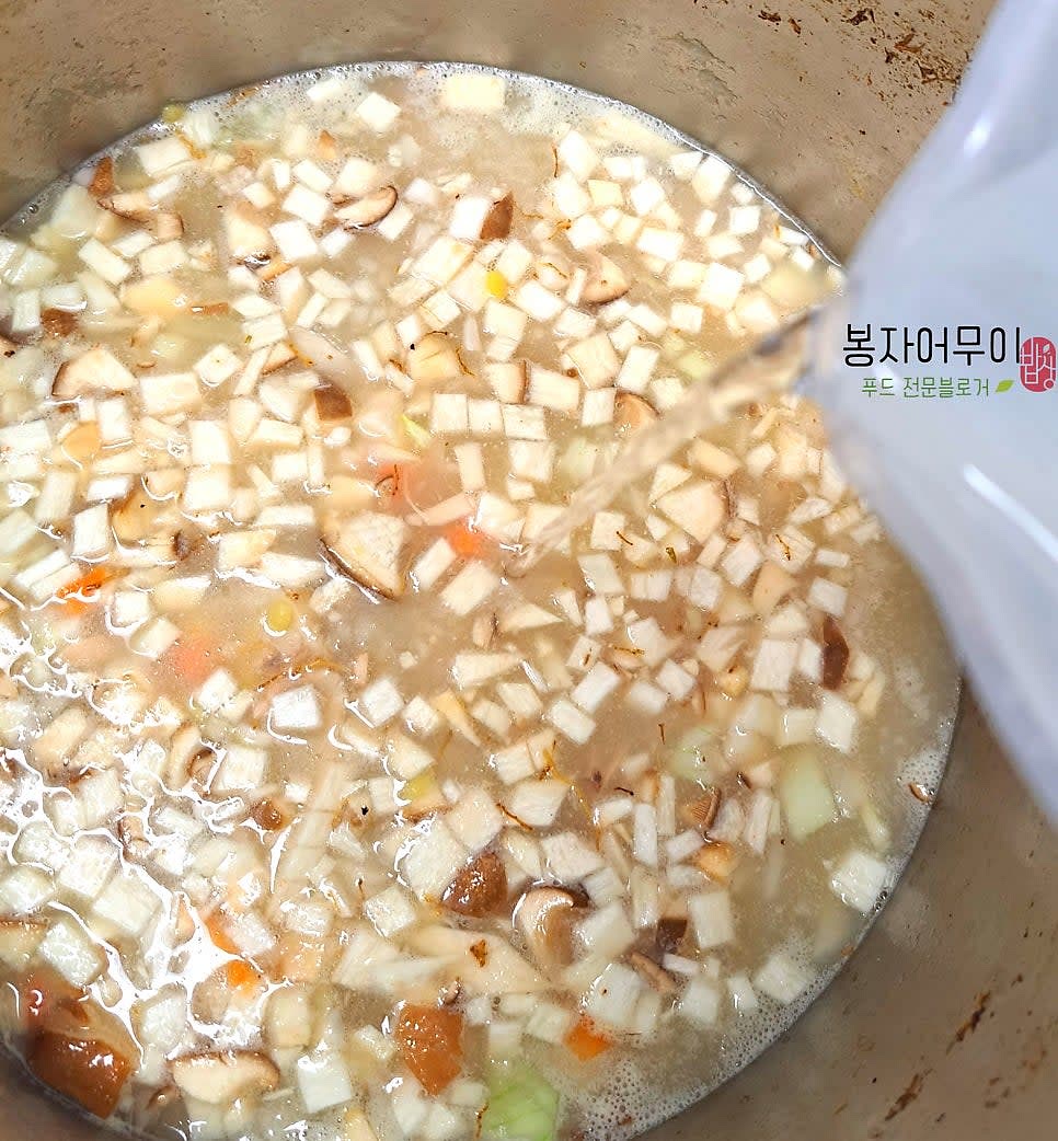 찹쌀과 녹두가 끓어오르면 다져둔 야채를 넣고, 필요하면 물을 한 컵 추가합니다.