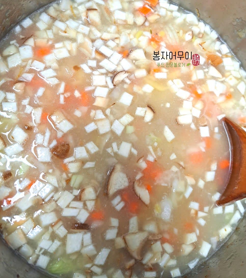 찹쌀이 타지 않도록 약불로 조절하며 잘 저어가며 끓입니다.