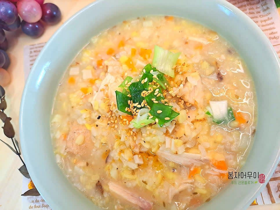 완성된 죽을 그릇에 담고 파와 깨소금을 올려 마무리합니다.