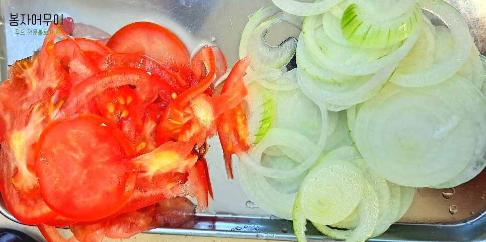 토마토와 양파를 얇게 슬라이스로 썰어 준비합니다.