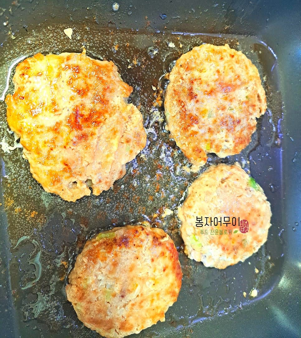 연근 떡갈비 패티를 약불에 구워주세요.