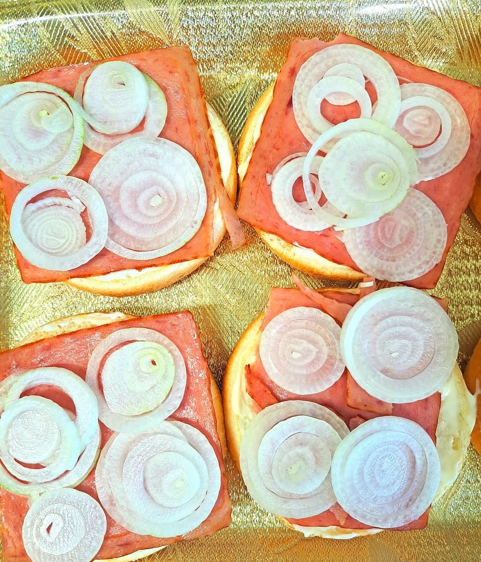 햄버거빵 위에 마요네즈, 구운 패티, 구운 햄, 슬라이스 치즈를 올립니다.