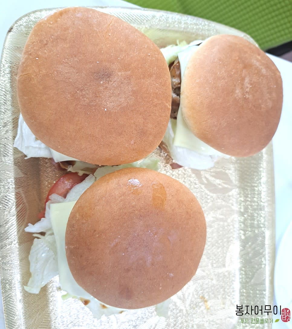 마지막으로 햄버거빵 윗면을 덮어 햄버거를 완성합니다.