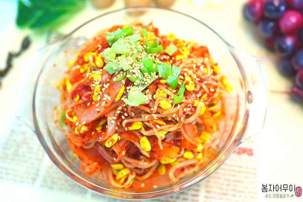 완성된 무침을 접시에 담고 필요시 참깨를 추가로 뿌려 마무리합니다.