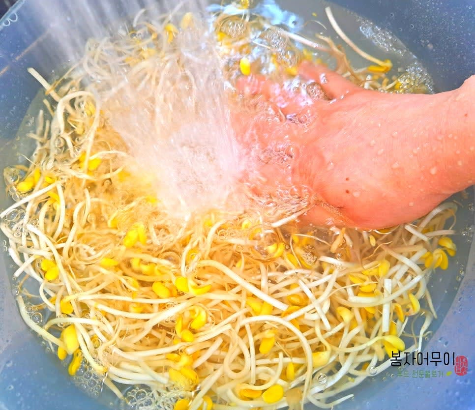 콩나물을 깨끗이 씻어 채에 바쳐 물기를 빼주세요.