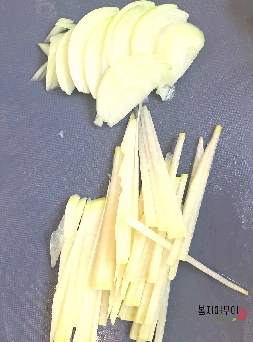 무는 조금 두툼하게 썰고, 양파는 얇게 채 썰어 준비합니다.