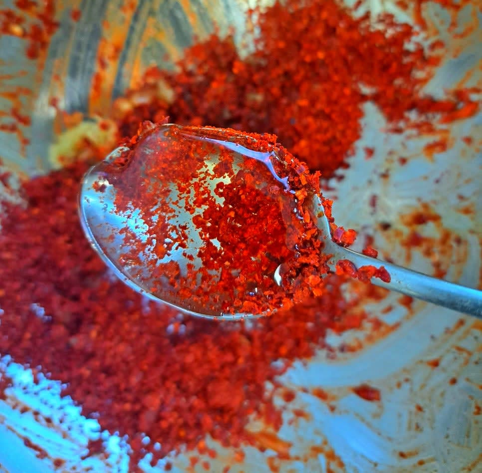 볼에 다진 마늘, 간장, 참치액젓, 고춧가루, 참기름, 올리고당, 참깨를 넣고 양념장을 만듭니다.