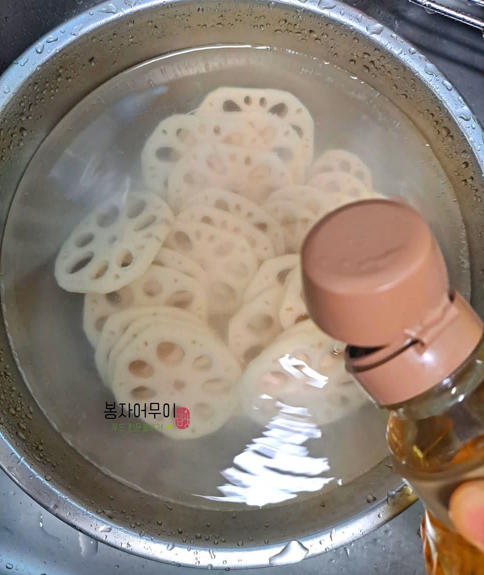연근을 깨끗이 씻어 필러로 껍질을 벗기고 3~4mm 두께로 썰어주세요. 썰어진 연근은 물과 식초 2스푼을 넣은 물에 담가 둡니다.