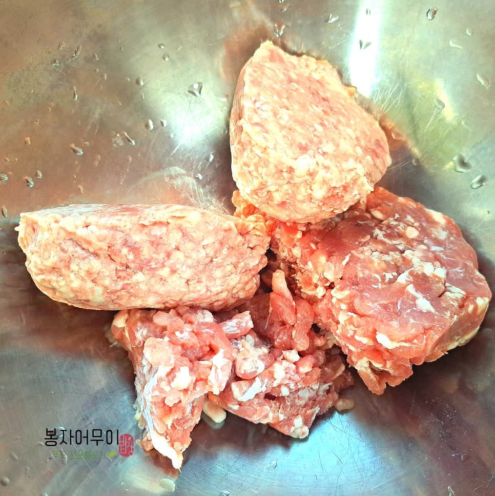 다진 돼지고기와 다진 소고기를 준비합니다.