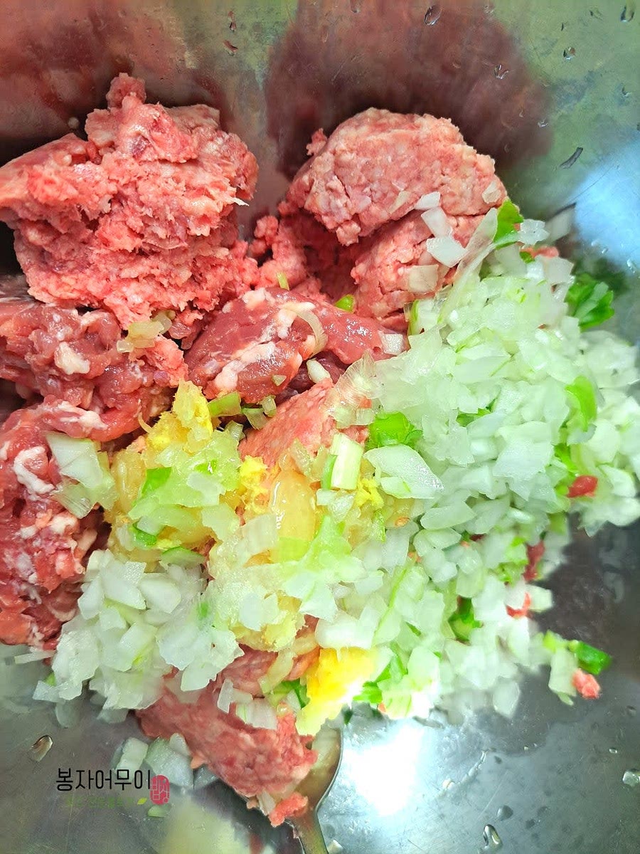 양파와 대파를 잘게 다져서 준비하고, 다진 마늘과 생강도 곱게 다집니다.