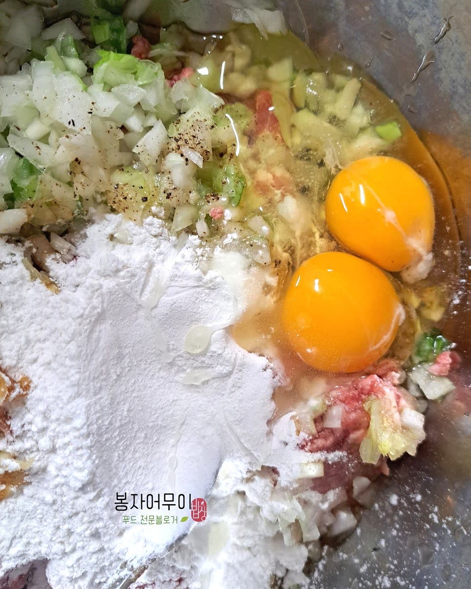 다진 고기에 양념을 섞어 고르게 버무린 뒤 찹쌀가루 1컵과 달걀 2개를 넣고 잘 반죽합니다.