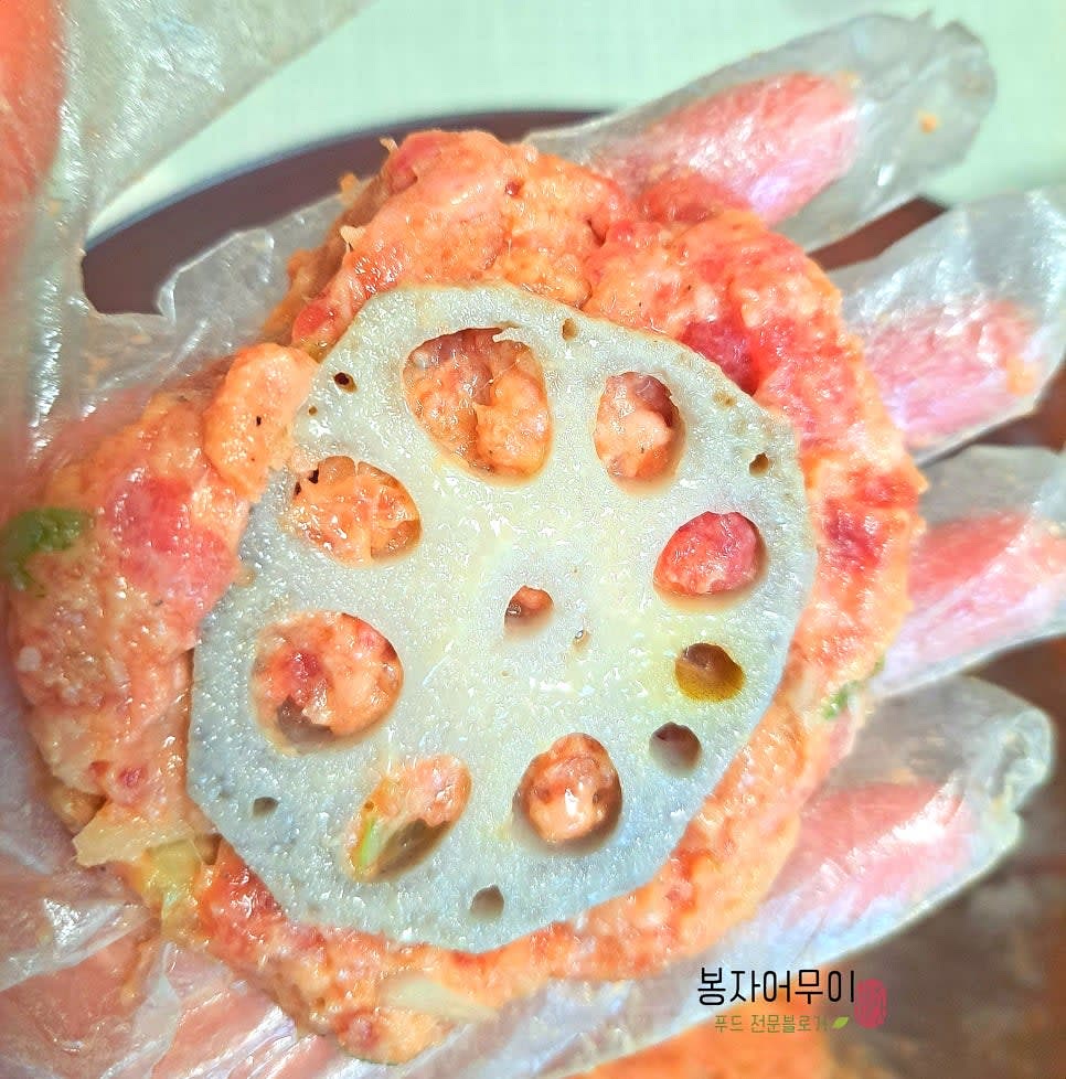 가운데 연근을 넣고 반죽해둔 고기를 동글동글하게 감싸준다.