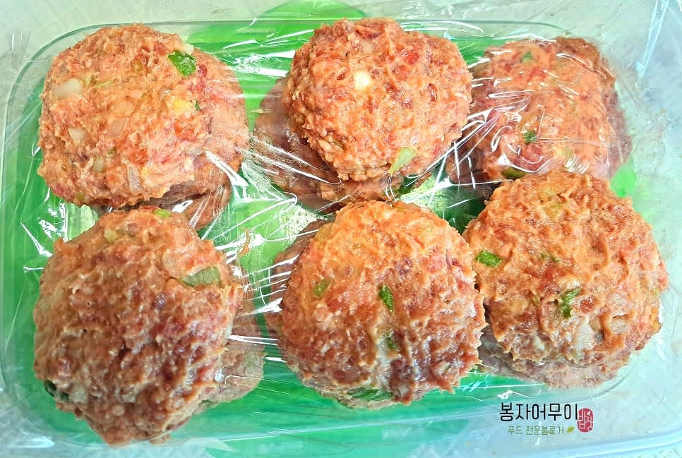 참기름을 바른 중간 크기의 비닐 위에 반죽한 떡갈비를 올리고 원하는 모양으로 빚습니다.