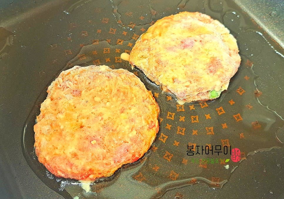 냉동 보관하거나, 바로 팬에 구워서 즐길 수 있습니다.