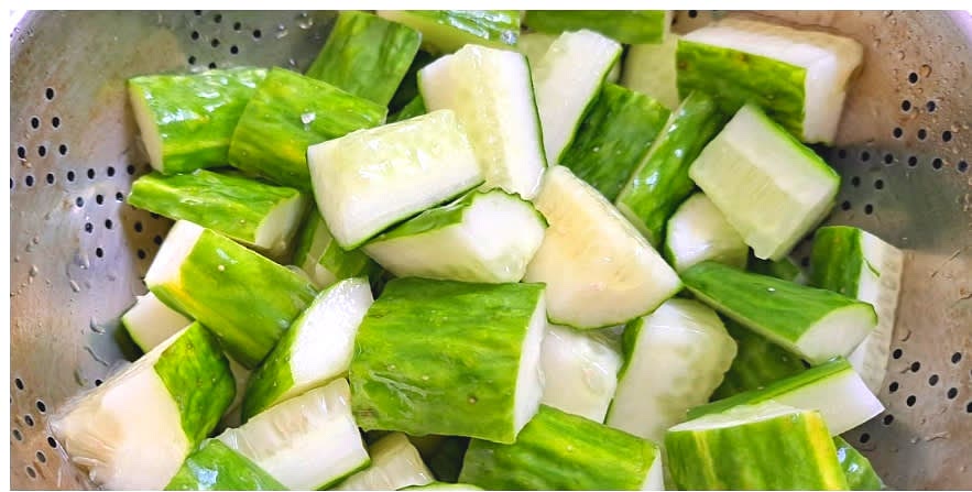 오이를 체반에 올려 물기를 빼고 약 20분~30분 동안 그대로 둡니다.