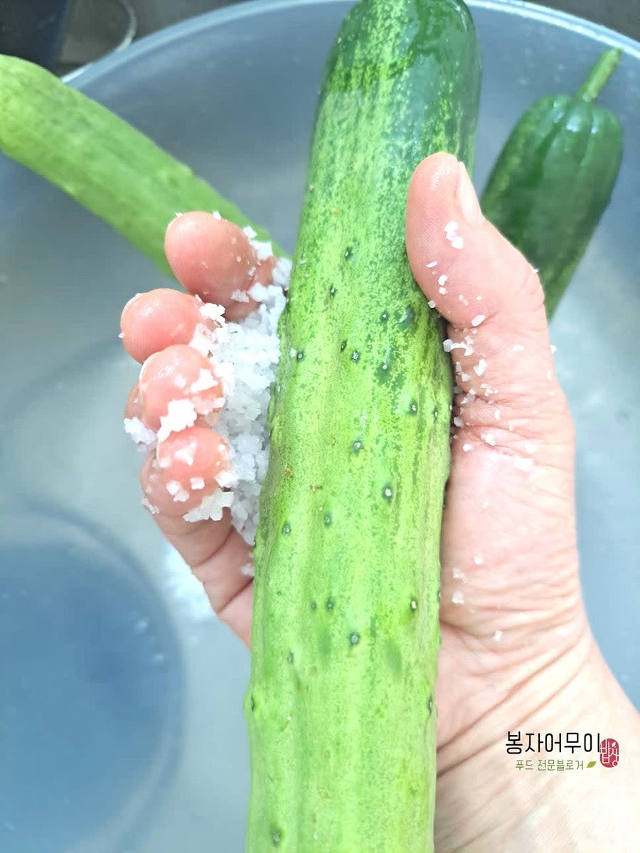 굵은 소금을 오이에 골고루 뿌려 바락바락 주물러 준 후 물로 헹구고 꼭지를 잘라줍니다. 반으로 잘라 약 3cm 크기로 썰어주세요.