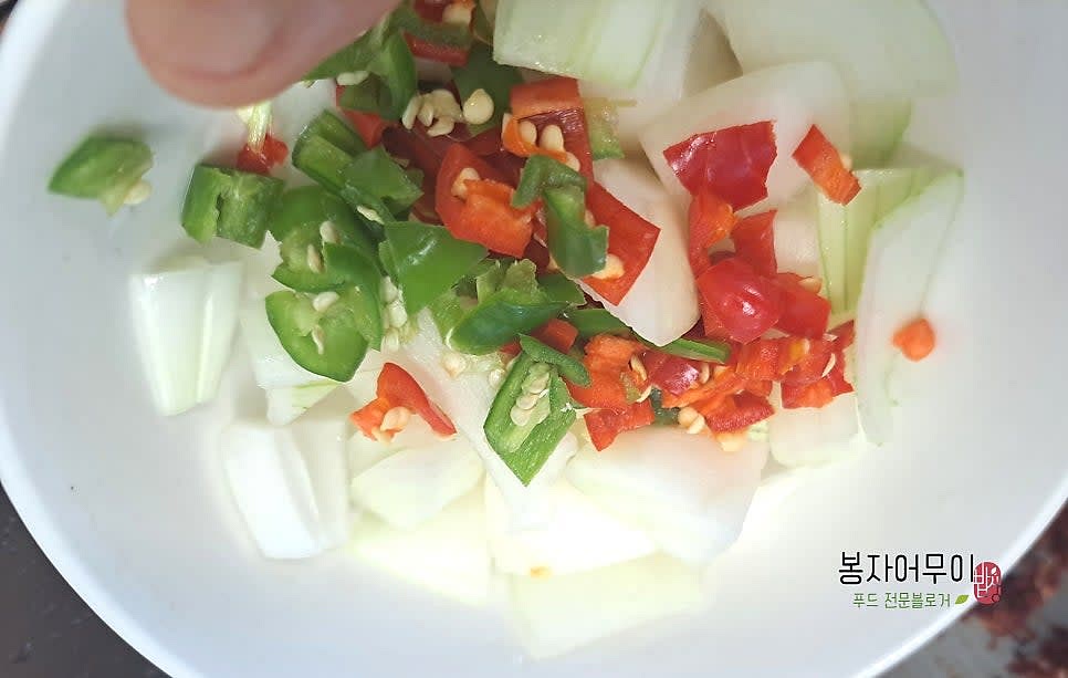 양파와 청양고추를 얇게 썰어 다져주세요.