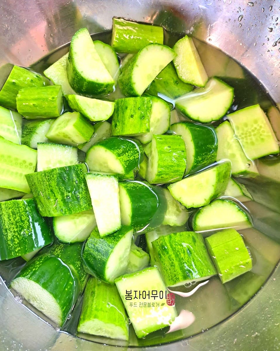 소금, 설탕, 물엿, 물 한 컵을 섞고 오이를 30분 동안 절입니다.