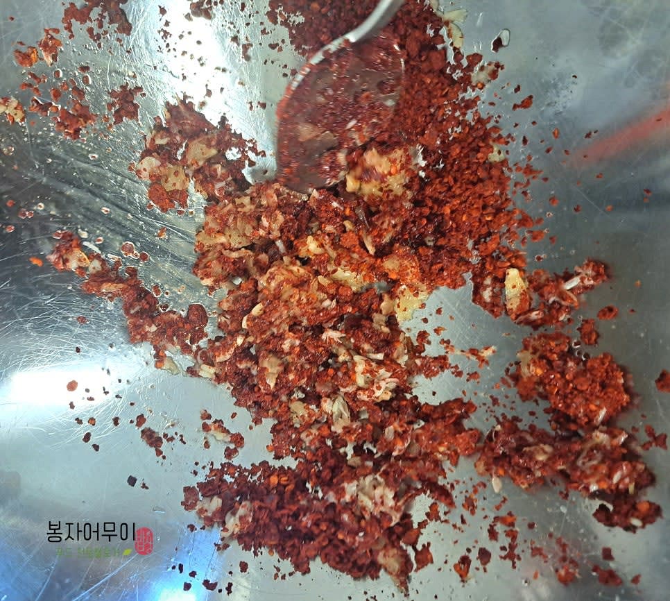 새우젓, 고춧가루, 액젓, 다진 마늘, 매실청을 섞어 양념장을 만들어 줍니다.