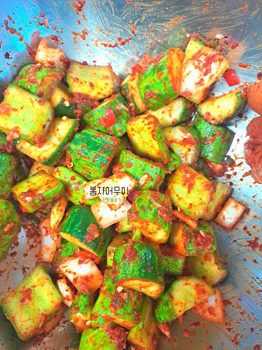 물기가 빠진 오이와 양파, 청양고추를 양념장에 넣고 잘 버무려 줍니다.