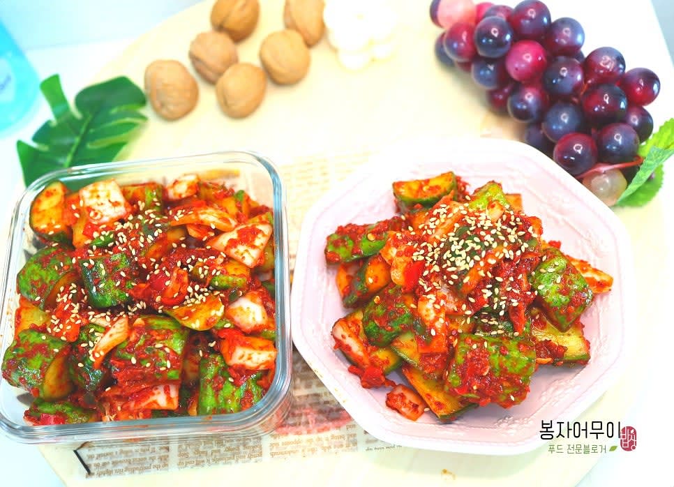 완성된 오이 무침을 반찬통에 넣어 냉장 보관하며 즐깁니다.