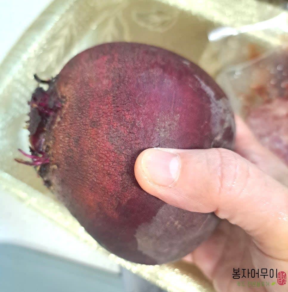 비트는 1/4개를 사용하여 세척 후 껍질을 벗기고 얇게 썰어줍니다.