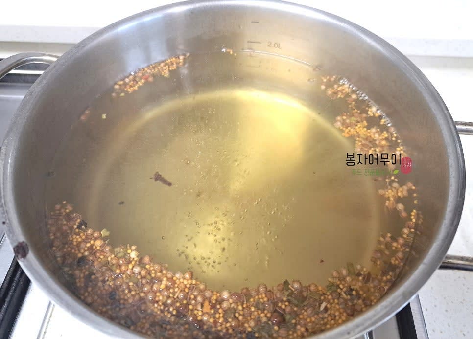 피클 물을 만들기 위해 물 2컵, 식초 1컵, 설탕 1컵, 소금, 스파클링 스파이스를 함께 섞어 끓입니다.