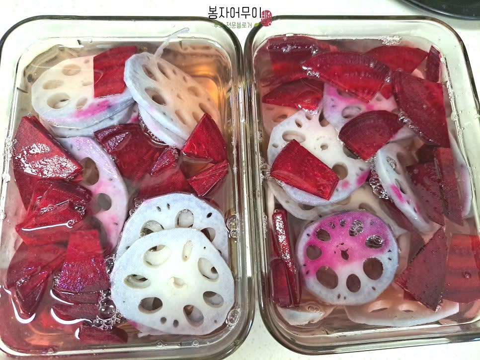 완전히 식힌 피클 물을 부어 밀폐 용기에 담아 냉장 보관합니다.