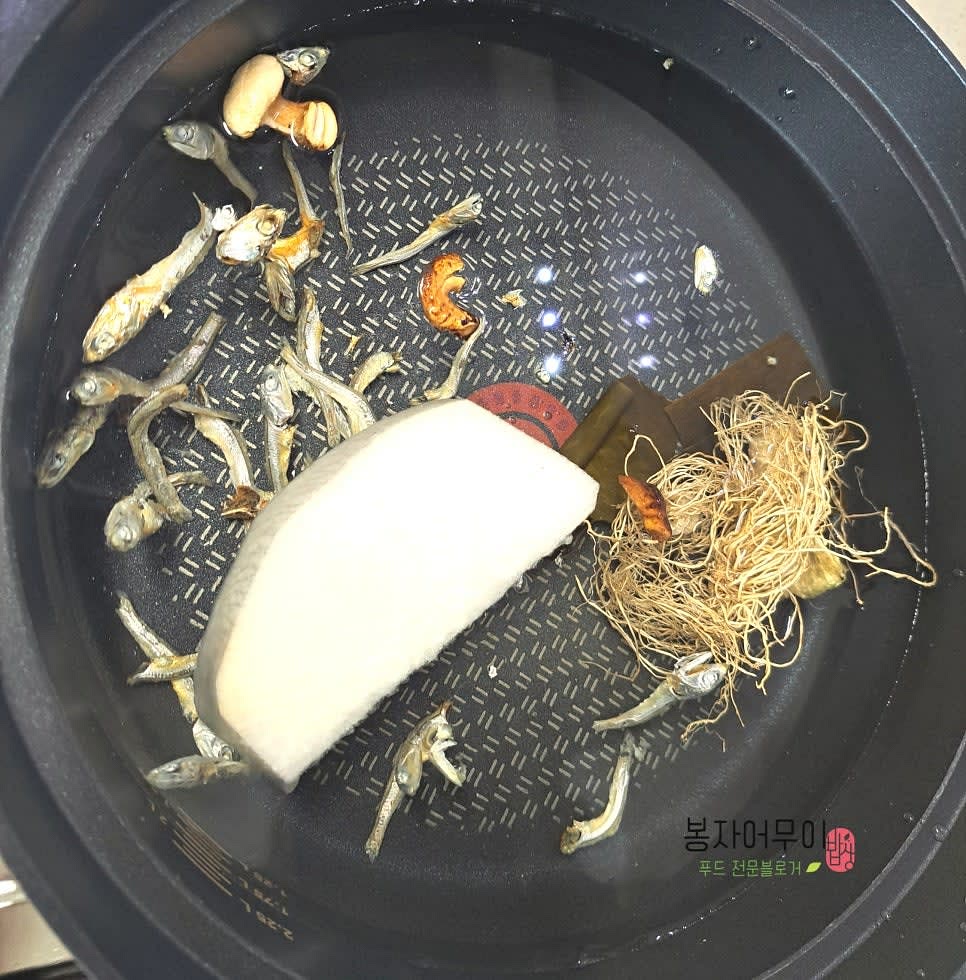 멸치 육수를 끓여줍니다.