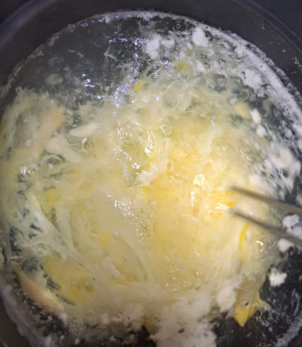 떡과 만두가 익으면 계란 2개를 풀어줍니다.