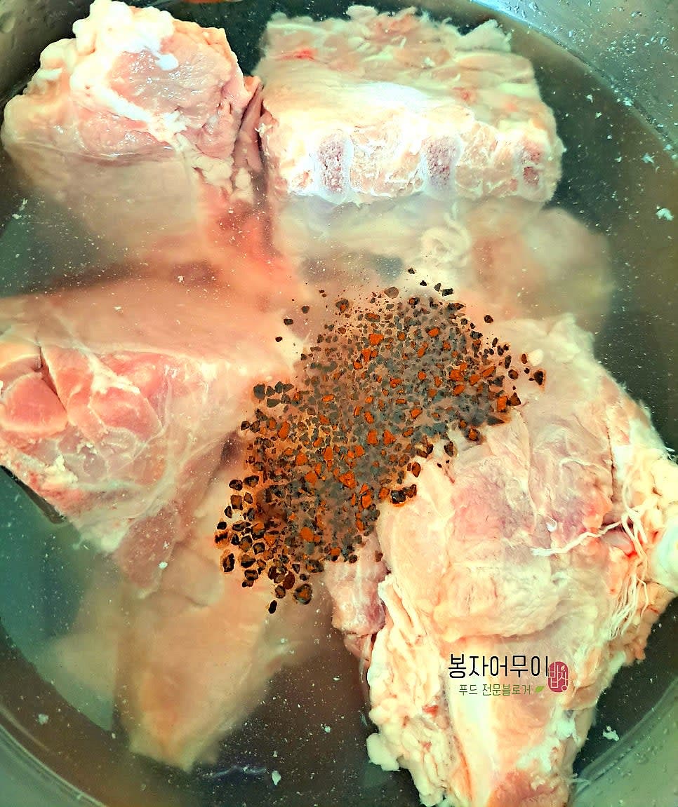 등뼈를 큰 냄비에 넣고 물이 자박하게 부은 후 노브랜드 블랙커피 한봉을 넣고 한 번 끓입니다.