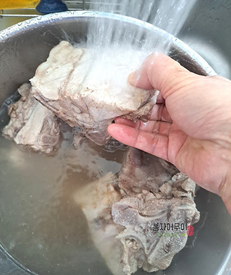 한차례 바글바글 끓으면 건져내고 깨끗이 씻어줍니다.