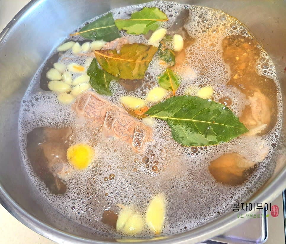 압력솥 또는 일반 솥에 등뼈와 중벌 삶기 재료(맛술, 마늘, 생강, 된장, 월계수잎)를 넣고 물을 부어 30분~1시간 동안 삶습니다.